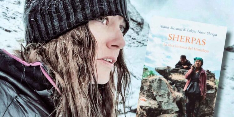 La periodista con su libro, en una imagen de redes sociales.