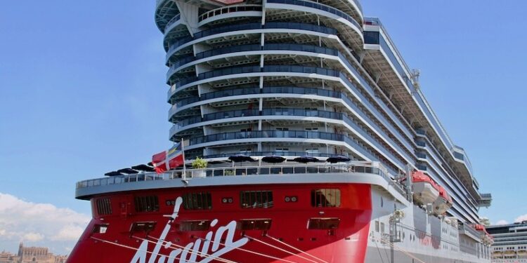Estreno del llamativo crucero de turismo “Scarlet Lady” en el puerto de Palma » Puente de Mando, por Juan Carlos Díaz Lorenzo