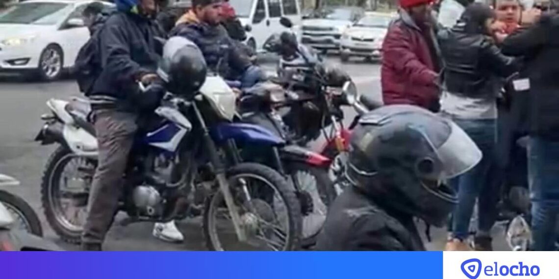 Protesta de conductores de motocicletas que trabajan con una aplicación de viajes
