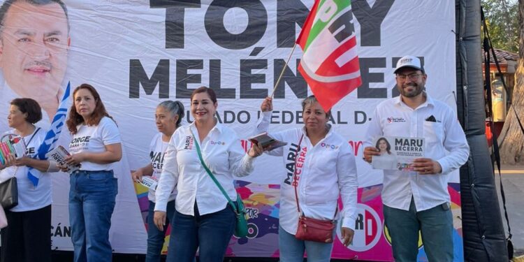 Maru Becerra realiza crucero en calle Guerrero y Allende