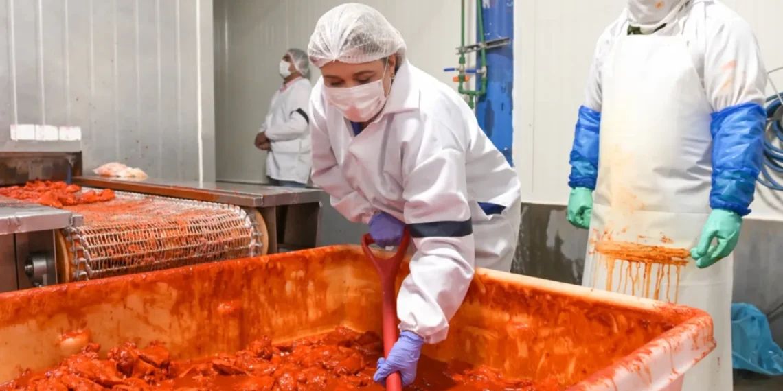 Recorre Maru Campos las instalaciones de Real Foods en Saucillo