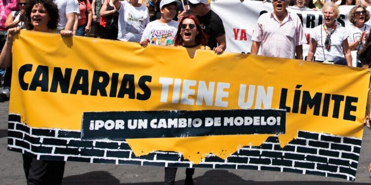 La Jornada - Miles de personas protestan en las Islas Canarias por el turismo masivo