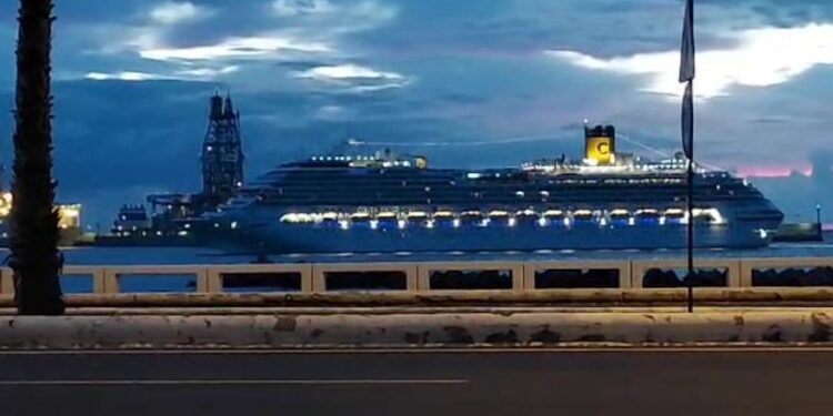 CRUCEROS LAS PALMAS | Amanecer en el Puerto de Las Palmas de Gran Canaria: un crucero y las luces del alba
