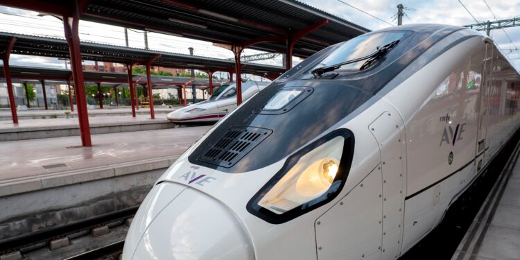 El Gobierno renueva los descuentos a jóvenes para viajar este verano