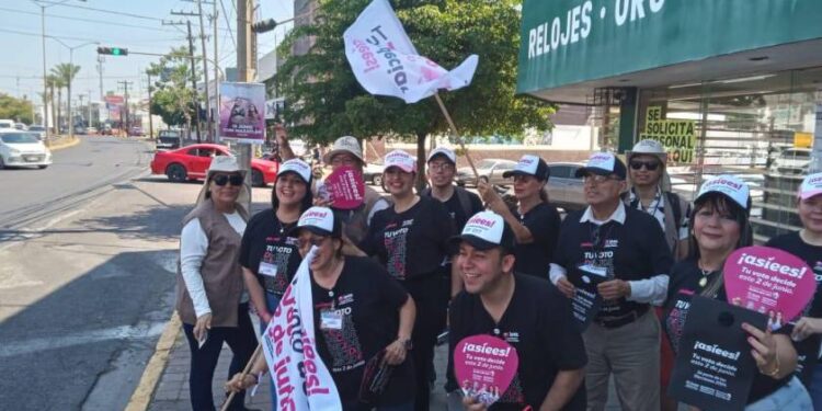 Promueve personal del IEES el voto en cruceros de Mazatlán