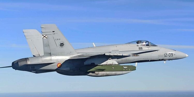 Caza F-18 durante las pruebas de certificación del Taurus, pintado de verde