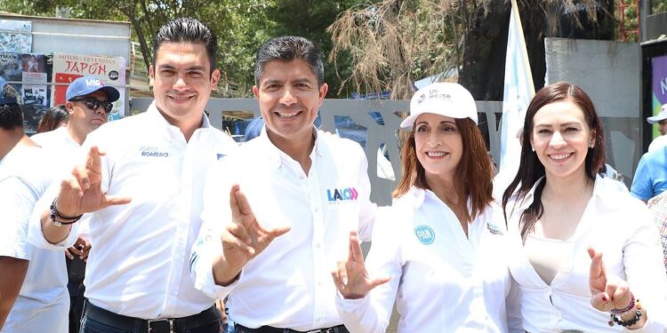 Rivera hace campaña en el crucero del Bulevar 5 de Mayo y 31 Oriente