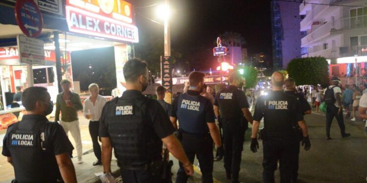 Turismo en Baleares | Aviba defiende que los turistas que provocan altercados vienen de vacaciones con compañías 'low cost'