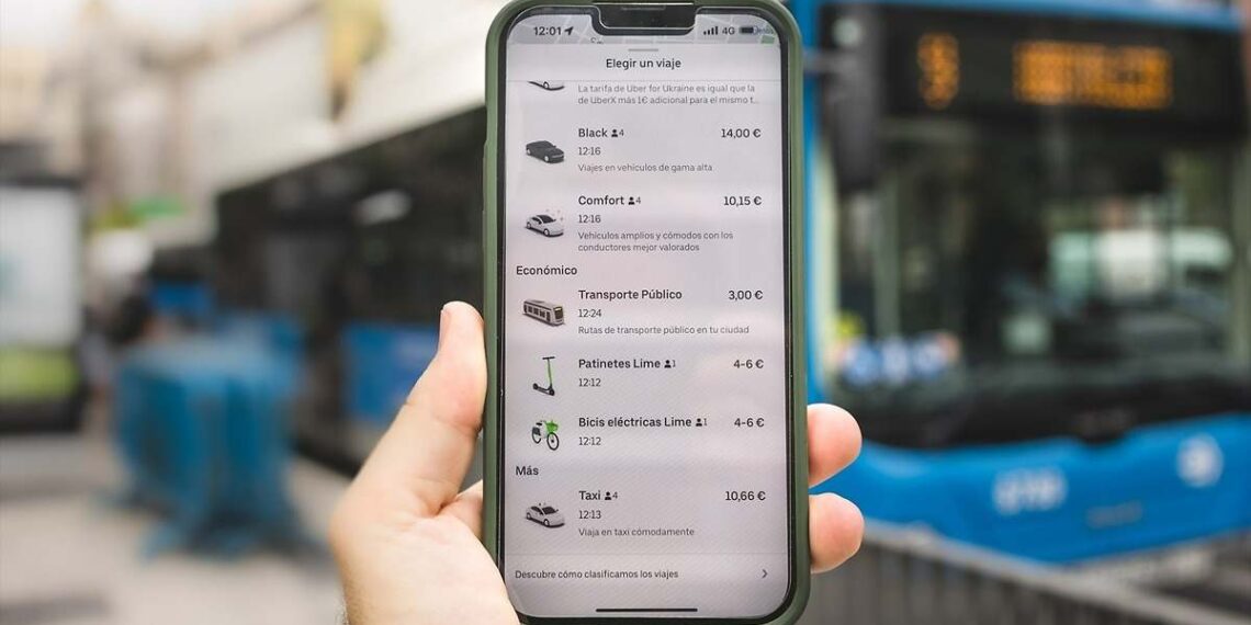 Uber permitirá los viajes compartidos y amplía sus servicios para entrar en la 'guerra de trenes'