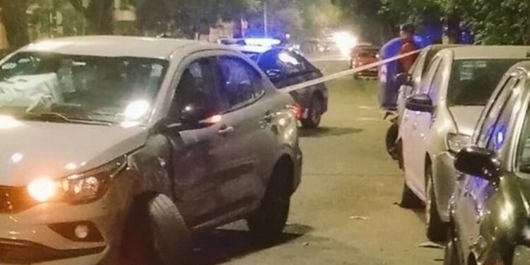 El conductor de un app de viajes se quedó dormido y chocó contra tres autos