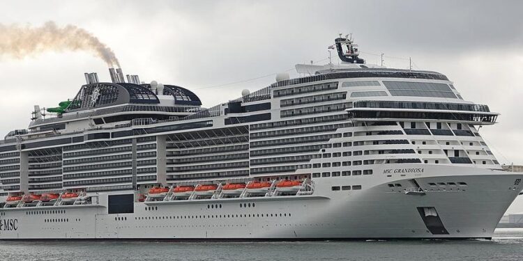 un crucero atraca con una ballena muerta atrapada en la proa