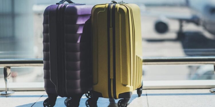 Un español rompe las ruedas de su maleta para que cumpla con las medidas de Ryanair y poder viajar