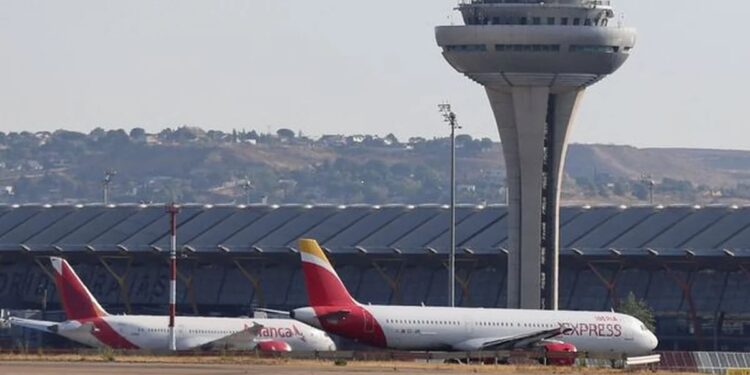 Un pasajero utiliza un truco para reservar 58 vuelos gratis y recibe una denuncia de la aerolínea