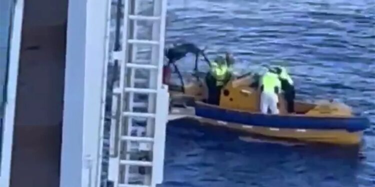Un pasajero murió tras saltar del crucero más grande del mundo
