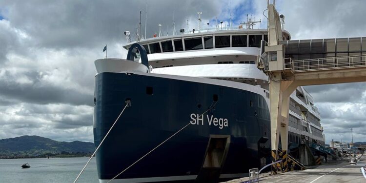 El crucero de lujo SH Vega escala por primera vez en el Puerto de Santander