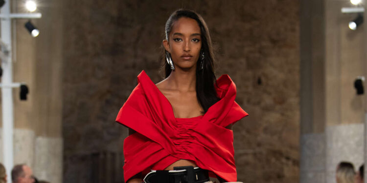 ¿Qué tienen en común Nicolas Ghesquière y Gaudí? El desfile Crucero de Louis Vuitton en el Park Güell de Barcelona, nos ha dado las claves