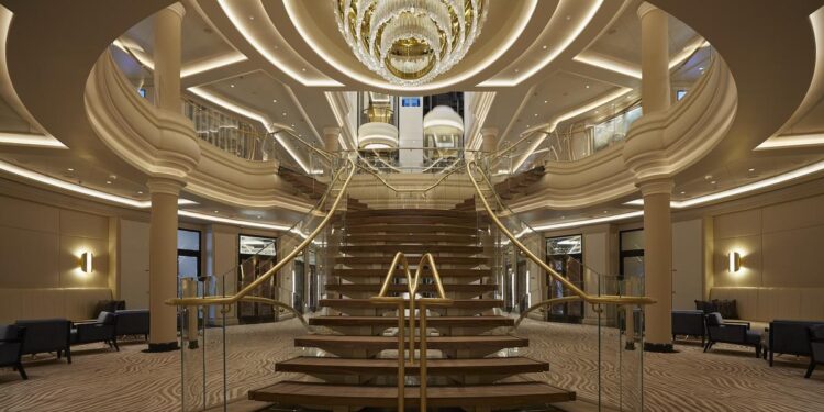 La escalera del atrio central del Seven Seas Splendor sirve de preámbulo para una travesía única en su clase.