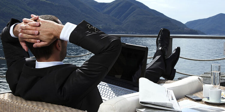 La mitad de los trabajadores españoles ha alargado sus viajes de trabajo cuando se le ha permitido.