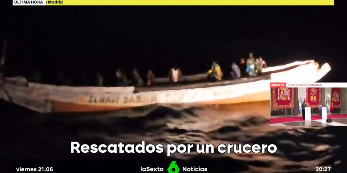 Un crucero rescata un cayuco con 68 personas que llevaba 21 días a la deriva al sur de Tenerife