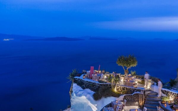 Celebración de Sabores en Santorini con el Festival Gastronómico 2024 de Andronis  Un evento que celebra la riqueza culinaria, ofreciendo un festín de sabores, aromas y técnicas innovadoras.   Ciudad de México; El esperado festival gastronómico de Andronis regresa este año a la maravillosa isla de Santorini, prometiendo una experiencia culinaria excepcional del 18 de junio al 28 de agosto de 2024. Este evento, organizado por el renombrado grupo Andronis, es una cita imprescindible para los amantes de la buena comida, ya que reúne a chefs con estrellas Michelin celebrando lo mejor de la gastronomía mundial en un entorno incomparable. Los espectaculares hoteles Andronis en Santorini, conocidos por su lujo y vistas panorámicas al mar Egeo, sirven como el impresionante telón de fondo para este festival. Cada rincón de este lugar de ensueño realza la experiencia culinaria, ofreciendo a los visitantes una combinación de deleite visual y gastronómico. Chefs Estrella Michelin El festival contará con la participación de chefs de renombre internacional, muchos de ellos con estrellas Michelin. Entre los destacados se encuentran: Chef Vicky Lau del Tate Dining Room en Hong Kong, famosa por su enfoque en la cocina francesa-asiática Chef Emmanuel Renaut del Flocons de Sel en Francia, reconocido por su cocina creativa y su respeto por los ingredientes locales Chef Antonio Bachour, un maestro pastelero conocido mundialmente por su arte en la repostería Chef Mickael Viljanen de The Greenhouse en Dublín, conocido por su cocina moderna y elegante  Chef Tassia Magalhaes, conocida por su habilidad para fusionar sabores brasileños con técnicas contemporáneas.  Estos talentosos chefs presentarán menús degustación exclusivos, elaborados con ingredientes locales y técnicas vanguardistas, ofreciendo a los asistentes una oportunidad única para disfrutar de la alta cocina en su máxima expresión. Es por ello que cada noche los asistentes podrán disfrutar de cenas temáticas cuidadosamente curadas por los chefs invitados, mismos que contarán con una curada selección de vinos locales e internacionales, resaltando los sabores y creando una experiencia sensorial completa. El Festival Gastronómico de Andronis busca además celebrar la cultura y la hospitalidad griega que promete ser una celebración inolvidable de sabores, talento y cultura en uno de los destinos más hermosos del mundo, y por supuesto  una oportunidad inigualable para deleitarse con la cocina de chefs estrella Michelin y del encanto de Santorini.