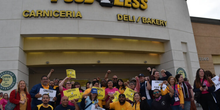 Uniones y la compañía Food 4 Less/Foods Co. llegan a acuerdo tentativo