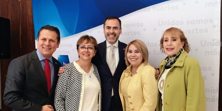 Alicia Mejía alza la mano para presidir la agrupación