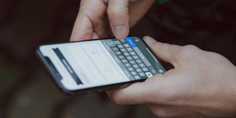 Famosas apps de viajes como Booking o Trip.com recogen datos sensibles de tu teléfono