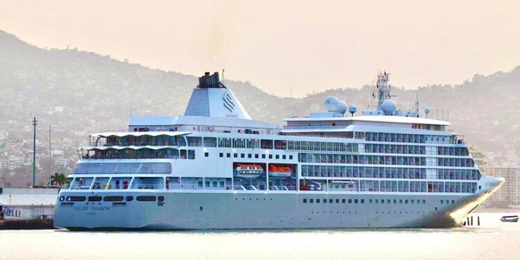 Llega al puerto de Acapulco embarcación de lujo con 653 personas a bordo