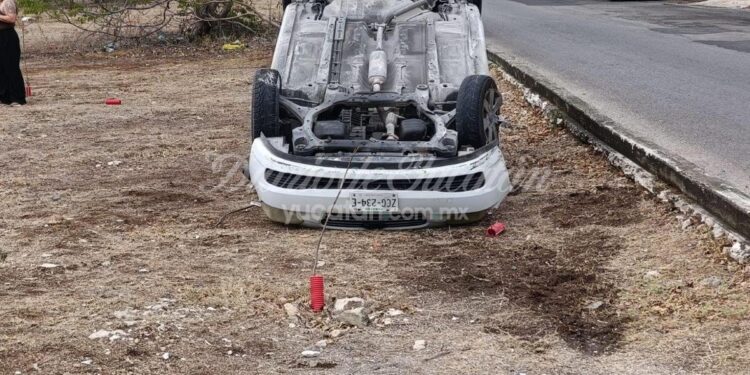 Vuelca un auto en peligroso crucero del Fracc. Ciudad Caucel de Mérida