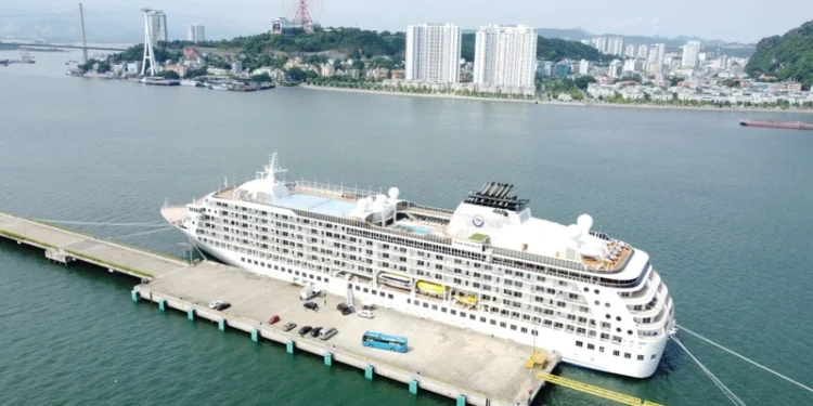 Crucero estadounidense regresa a Quang Ninh