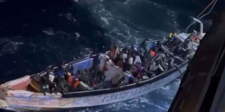 VÍDEO CRISIS MIGRATORIA CANARIAS | Un crucero rescata un cayuco a la deriva entre Cabo Verde y Tenerife