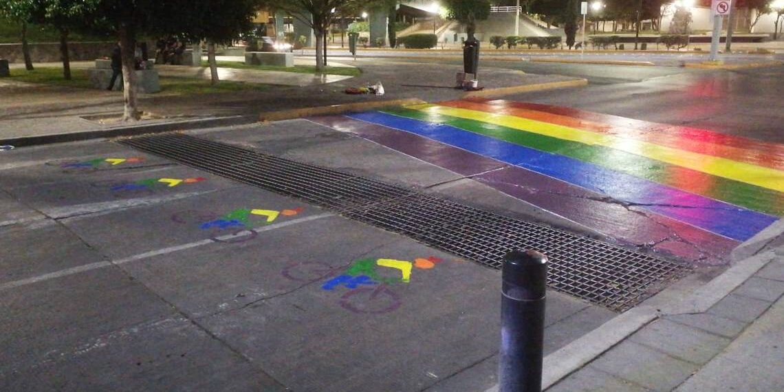 Pintan crucero del Parque Hidalgo para celebrar el mes del Orgullo - El Sol de León