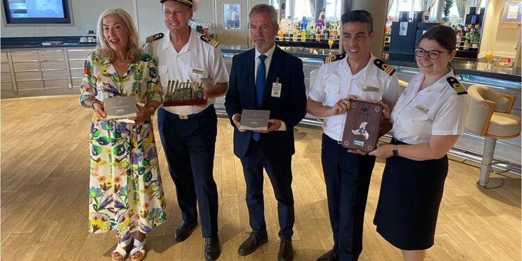 Foto acto protocolario en el interior del crucero