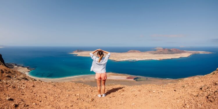 Los 5 destinos favoritos de los españoles para viajar solos este verano