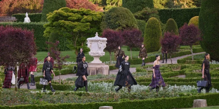 Colección Crucero DIOR 2025: Un Tributo a las Tradiciones Artesanales Escocesas y a Mary Stuart