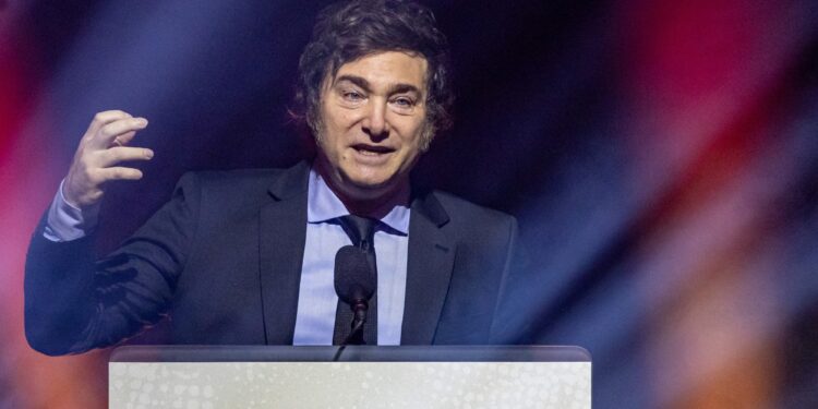 sigue la polémica por los viajes de Milei para conferencias y premios