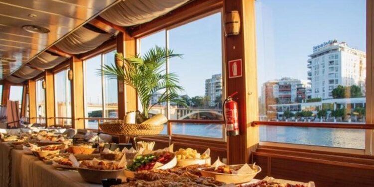 Cruceros Torre del Oro celebra el sector del turismo en Sevilla en una noche de ensueño por el Guadalquivir