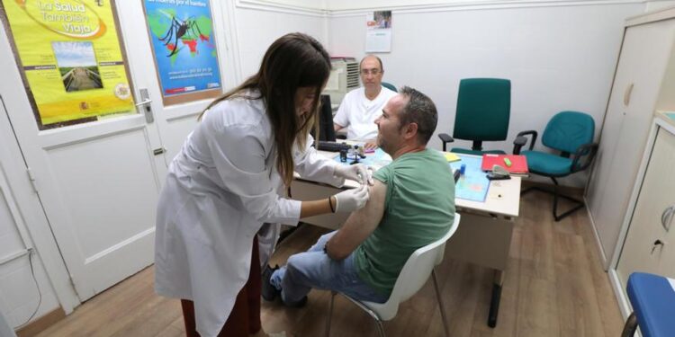 "Colapso" en los centros de vacunación de Aragón por los viajes al extranjero