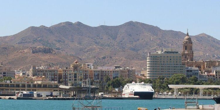 Así es el crucero de lujo para 900 pasajeros que ha salido del puerto de Málaga