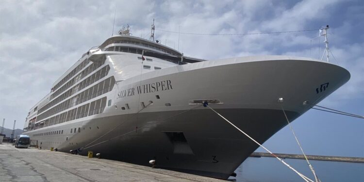 Dos cruceros atracados en el puerto dejan cerca de 4.000 pasajeros y 1.700 tripulantes en Motril (Granada)