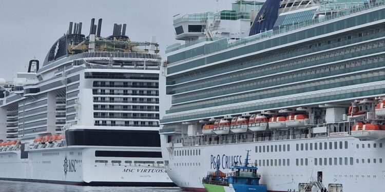 Dos cruceros llenan el centro de Vigo de turistas