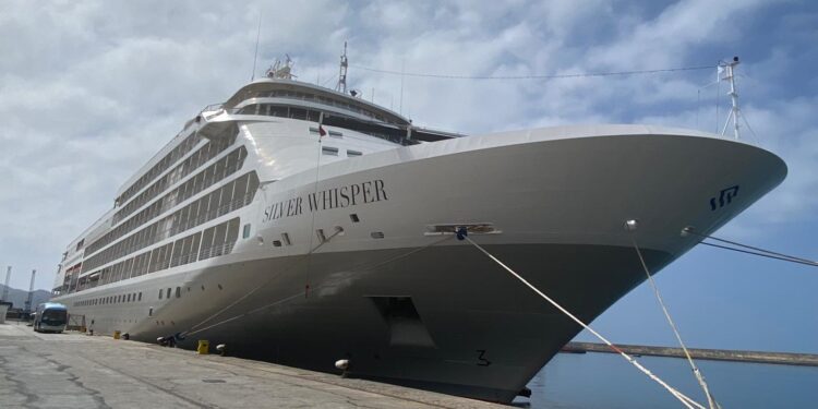 Dos cruceros atracados en el puerto dejan cerca de 4.000 pasajeros y 1.700 tripulantes en Motril