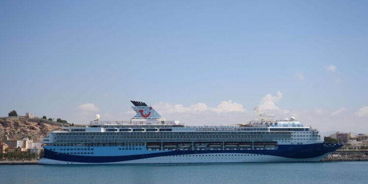 Dos cruceros de "alta gama" llevan esta semana hasta 2.700 pasajeros a la capital