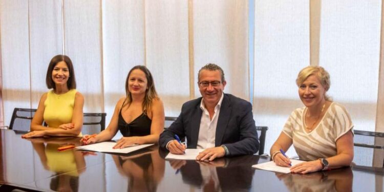 El Ayuntamiento colaborará con la Asociación de Agencias de Viaje en acciones para promover el empleo y la formación