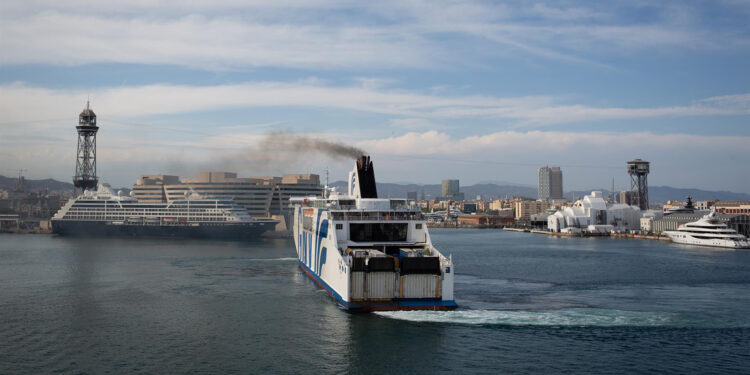 Un crucero entra a la terminal de cruceros del Puerto de Barcelona, visto desde el Puente de la Puerta de Europa. FOTO: David Zorrakino - Europa Press
