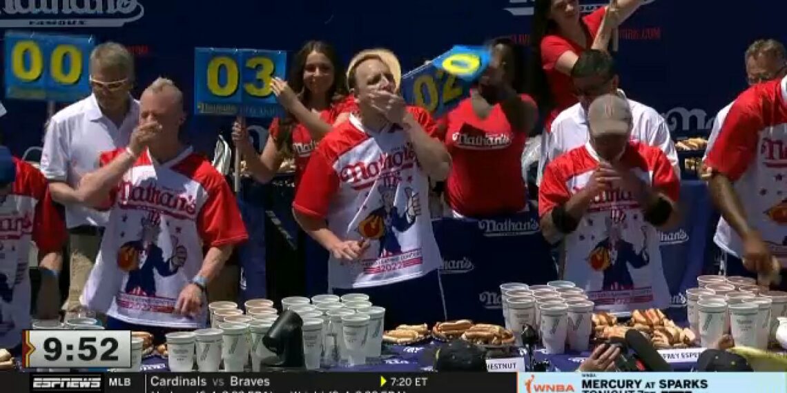 El ‘rey del hot dog’ de EEUU, vetado de un concurso