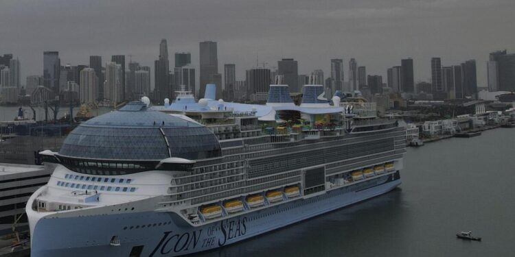 El crucero más grande del mundo inicia travesía inaugural desde Miami