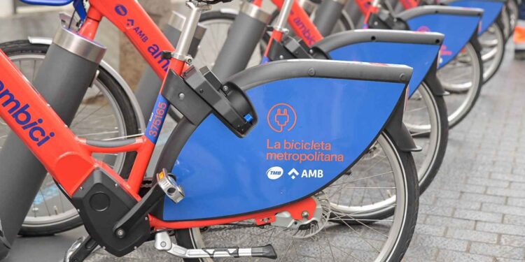 Bicicletas de AMBici aparcadas en una estación