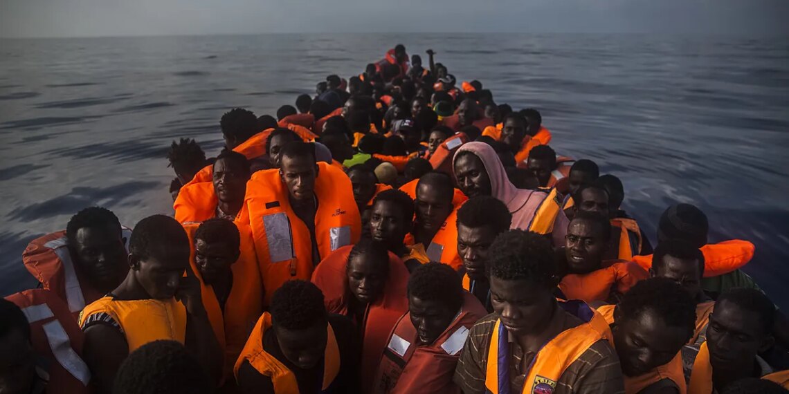 Un crucero rescata un cayuco con cinco muertos y 68 supervivientes a 800 kilómetros de El Hierro