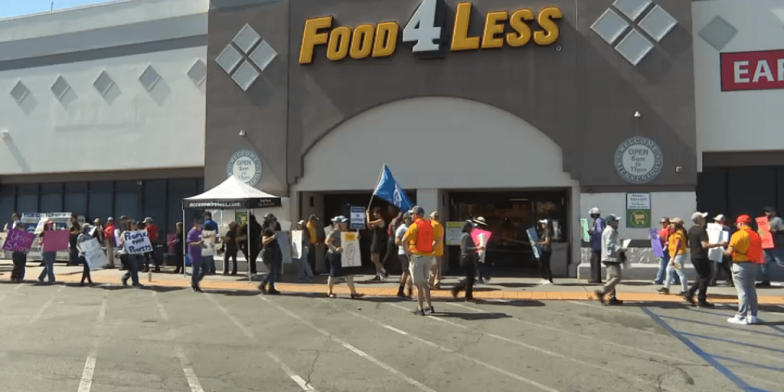 Trabajadores de Food 4 Less votan a favor de la autorización de huelga – Telemundo 52